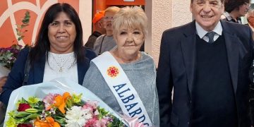Juan Carlos Abarca felicitó a Sonia Sánchez tras su paso por la Elección de la Reina del Adulto Mayor