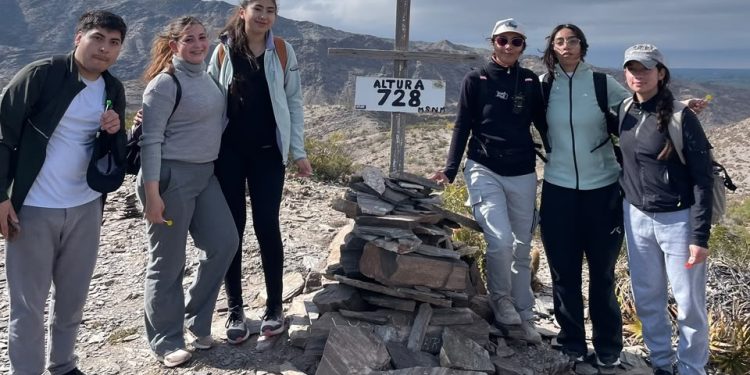 Estudiantes del Colegio San Juan Bosco alcanzaron la cumbre de la Cruz del Medio