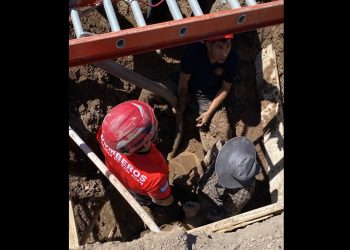 Operativo de rescate en Albardón: salvan a un obrero que cayó a una fosa en plena obra