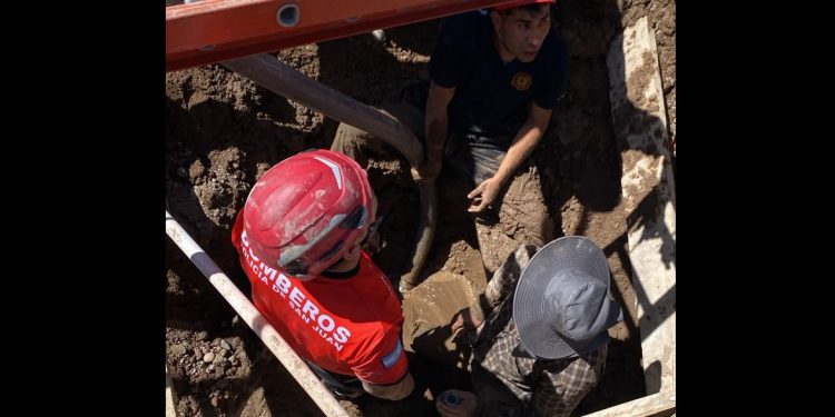 Operativo de rescate en Albardón: salvan a un obrero que cayó a una fosa en plena obra