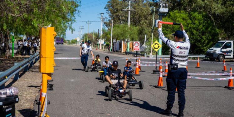 La Policía acerca la educación vial a los chicos con una jornada recreativa