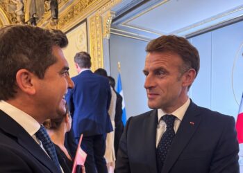 Orrego se reunió con Macron en París y le mostró el potencial de San Juan