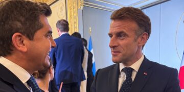 Orrego se reunió con Macron en París y le mostró el potencial de San Juan