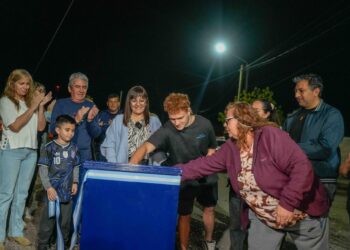 Daniela Rodríguez inauguró luminaria LED y anunció la construcción de una plaza para los niños del barrio