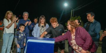 Daniela Rodríguez inauguró luminaria LED y anunció la construcción de una plaza para los niños del barrio