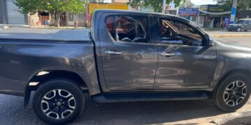 Detuvieron a un hombre por destrozar el vidrio de una 4×4