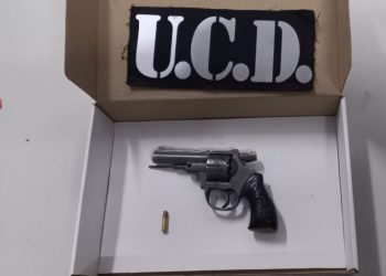 Cayeron en un Peugeot 308 con un arma de fuego y droga