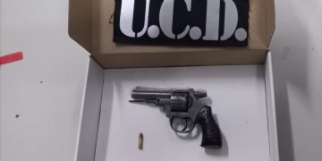 Cayeron en un Peugeot 308 con un arma de fuego y droga