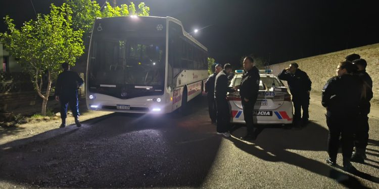 Le robó el celular a un colectivero de la RedTulum y lo atacó con un cuchillo y un machete