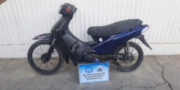 Detuvieron a un hombre mientras robaba componentes eléctricos en una plaza de Rawson