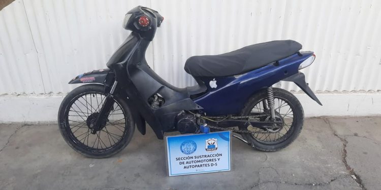 Detuvieron a un hombre mientras robaba componentes eléctricos en una plaza de Rawson