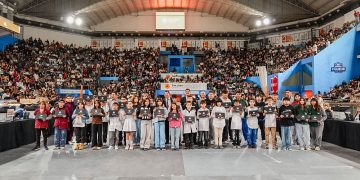 El gobernador Orrego entregó casi 1.400 computadoras a estudiantes de tres departamentos