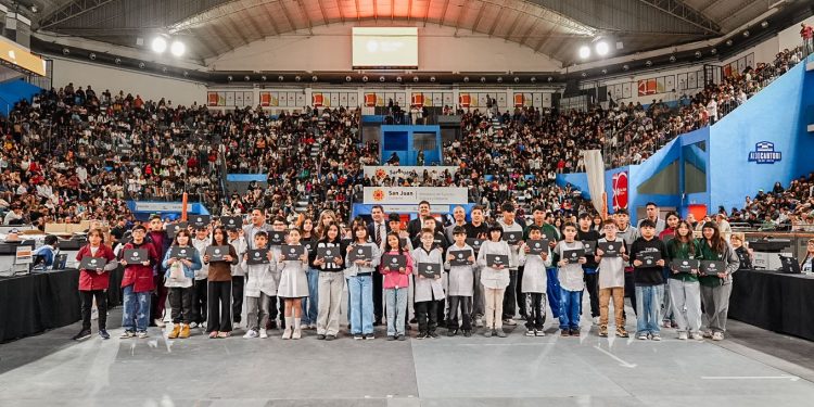 El gobernador Orrego entregó casi 1.400 computadoras a estudiantes de tres departamentos