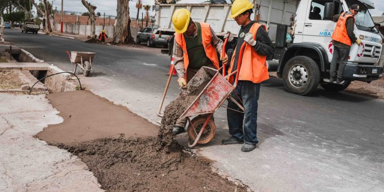 Chimbas realizó tareas de limpieza y obras de mejora en desagües de la zona Este