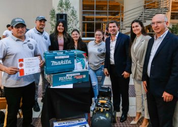Apoyo a emprendedores: Orrego entregó insumos y certificados del programa ATP