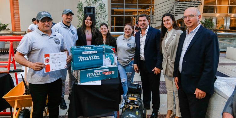 Apoyo a emprendedores: Orrego entregó insumos y certificados del programa ATP