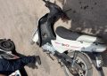 Robaron una moto, huyeron de la Policía y un delincuente cayó sobre una bebé al intentar escapar