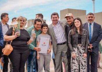 El gobernador Marcelo Orrego entregó viviendas en Chimbas