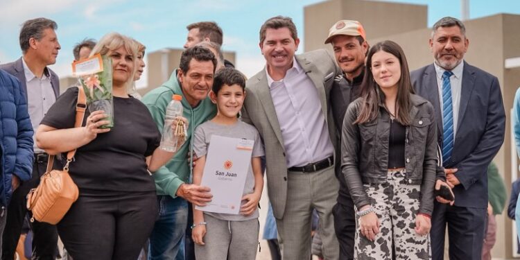 El gobernador Marcelo Orrego entregó viviendas en Chimbas