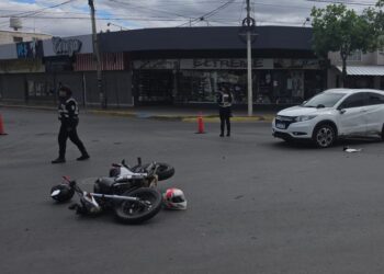 Dos policías protagonizaron un fuerte choque con un auto en Caucete