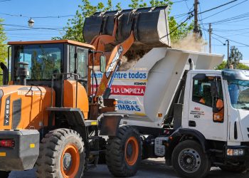 Chimbas intensifica la limpieza de acequias en varios barrios ante posibles lluvias