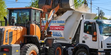 Chimbas intensifica la limpieza de acequias en varios barrios ante posibles lluvias