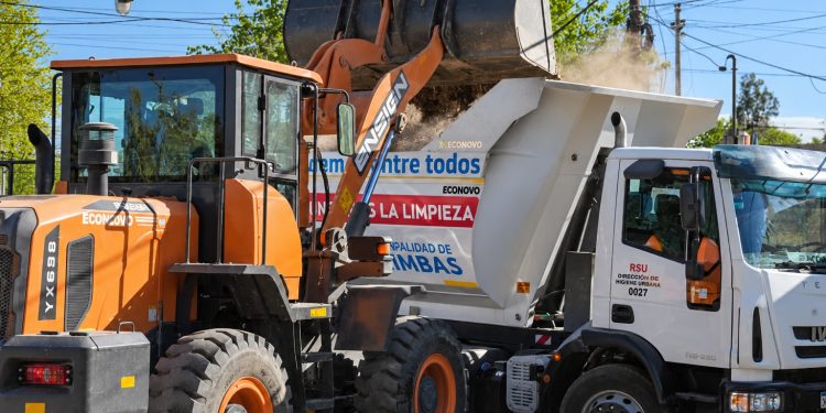 Chimbas intensifica la limpieza de acequias en varios barrios ante posibles lluvias