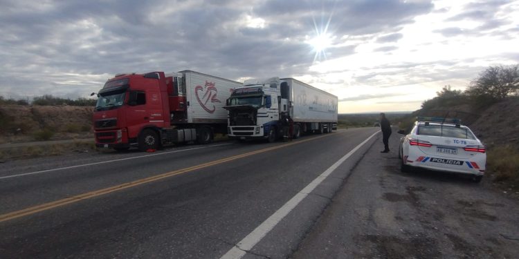 Alerta en la Ruta 141: un camión quedó varado y hay media calzada cortada