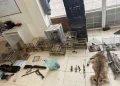 Golpe a la caza furtiva en Sarmiento: secuestran pieles de puma, aves exóticas y armas de fuego