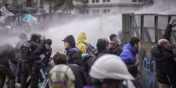 Incidentes frente al Congreso durante la Marcha Universitaria: hubo gases y balas de goma