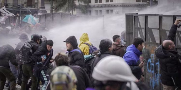 Incidentes frente al Congreso durante la Marcha Universitaria: hubo gases y balas de goma